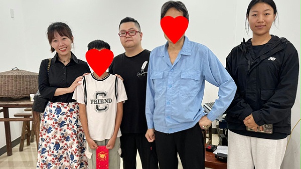 嵊州市亿利领带服饰有限公司爱心帮扶-许宅小学蔡同学获助