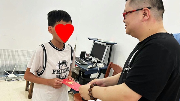 嵊州市亿利领带服饰有限公司爱心帮扶-许宅小学蔡同学获助